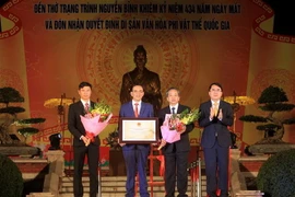 Phó Chủ tịch UBND thành phố Hải Phòng Lê Khắc Nam trao Bằng chứng nhận của Bộ trưởng Bộ Văn hóa, Thể thao và Du lịch công nhận Di sản văn hóa phi vật thể Quốc gia Lễ hội Đền thờ Trạng Trình Nguyễn Bỉnh Khiêm cho lãnh đạo huyện Vĩnh Bảo. (Ảnh: An Đăng/TTXV