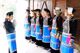 Nghệ nhân Hù Cố Xuân đang truyền dạy những bài ca, điệu múa của dân tộc Si La cho các chị em trong bản Seo Hai. (Ảnh: Công Tuyên/TTXVN)
