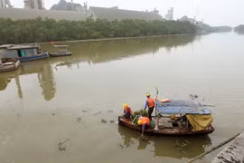 Công nhân thuộc Trung tâm ứng phó sự cố môi trường Việt Nam (SOS) làm sạch các khu vực bị ảnh hưởng sự cố tràn dầu. (Ảnh: An Đăng/TTXVN)