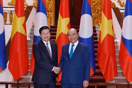 Thủ tướng Nguyễn Xuân Phúc và Thủ tướng Lào Thongloun Sisoulith tại trụ sở Chính phủ. (Ảnh: Thống Nhất/TTXVN)