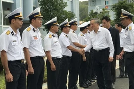 Ông Nguyễn Hòa Bình đến thăm cán bộ, chiến sỹ Lữ đoàn tên lửa bờ 682. (Ảnh: Phạm Cường/TTXVN)