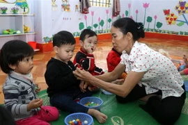 Người mẹ hiền của nhiều em nhỏ người Mông trên đỉnh Sảng Pả