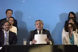 Tổng thống đắc cử Argentina Alberto Fernandez (giữa) công bố thành phần nội các mới tại Buenos Aires,ngày 6/12/2019. (Ảnh: AFP/TTXVN)