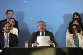 Tổng thống đắc cử Argentina Alberto Fernandez (giữa) công bố thành phần nội các mới tại Buenos Aires,ngày 6/12/2019. (Ảnh: AFP/TTXVN)