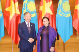 Chủ tịch Quốc hội Nguyễn Thị Kim Ngân và Chủ tịch Hạ viện Kazakhstan Nurlan Nigmatulin tại Lễ đón. (Ảnh: Trọng Đức/TTXVN)