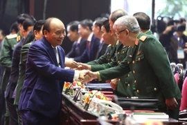 Thủ tướng Nguyễn Xuân Phúc gặp gỡ các đại biểu dự hội nghị. (Ảnh: Dương Giang/TTXVN)