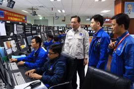Tổng Giám đốc BSR Bùi Minh Tiến (trái) chỉ đạo sản xuất tại phòng điều khiển trung tâm. (Nguồn: Vietnam+)