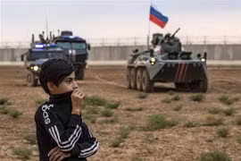 Binh sỹ Nga tham gia tuần tra chung với binh sỹ Thổ Nhĩ Kỳ tại Hasakeh, Syria. (Ảnh: AFP/TTXVN)