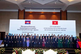 Thủ tướng Nguyễn Xuân Phúc và Thủ tướng Vương quốc Campuchia Samdech Techo Hun Sen với các đại biểu tại Hội nghị tổng kết công tác phân giới cắm mốc biên giới trên đất liền Việt Nam-Campuchia giai đoạn 2006-2019. (Ảnh: Thống Nhất/TTXVN)