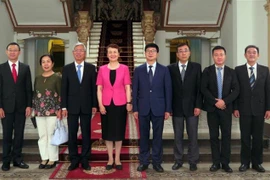 Phó Chủ tịch UBND Thành phố Hồ Chí Minh Võ Văn Hoan và đoàn đại biểu chụp ảnh chung. Ảnh: Xuân Khu-TTXVN