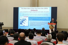 Các học giả trình bày tại hội thảo. (Ảnh: Nguyễn Văn Việt/TTXVN)