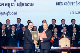 Thủ tướng Nguyễn Xuân Phúc và Thủ tướng Vương quốc Campuchia Samdech Techo Hun Sen ký Hiệp ước bổ sung Hiệp ước hoạch định biên giới quốc gia năm 1985 và Hiệp ước bổ sung năm 2005 giữa Cộng hoà XHCN Việt Nam và Vương quốc Campuchia. (Ảnh: Thống Nhất/TTXVN