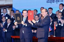 Thủ tướng Nguyễn Xuân Phúc và Thủ tướng Campuchia Samdech Techo Hun Sen ký Hiệp ước bổ sung Hiệp ước hoạch định biên giới quốc gia năm 1985 và Hiệp ước bổ sung năm 2005 giữa Cộng hòa XHCN Việt Nam và Vương quốc Campuchia. (Ảnh: Dương Giang/TTXVN)