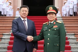 Bộ trưởng Quốc phòng Ngô Xuân Lịch và Bộ trưởng Quốc phòng Mông Cổ Nyamaa EmKhbold chụp ảnh chung tại lễ đón. (Ảnh: Dương Giang/TTXVN)