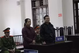 Bị cáo Nguyễn Văn Trường và Lưu Thị Kiếm tại phiên tòa. (Ảnh: Vũ Hà/TTXVN)