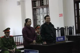 Bị cáo Nguyễn Văn Trường và Lưu Thị Kiếm tại phiên tòa. (Ảnh: Vũ Hà/TTXVN)