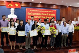 Lãnh đạo Tỉnh ủy trao giải và Bằng khen cho các tác giả đạt giải cao. (Ảnh: Trung Hiếu/TTXVN)