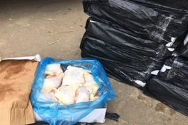 Số hàng thịt gà đông lạnh trên xe khách bị lực lượng chức năng thu giữ. (Ảnh: Đậu Tất Thành/TTXVN)