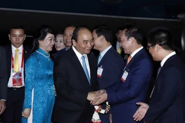 Các đại biểu Thái Lan và Việt Nam đón Thủ tướng Nguyễn Xuân Phúc và Phu nhân tại sân bay quân sự Bangkok, Thái Lan. (Ảnh: Thống Nhất/TTXVN)