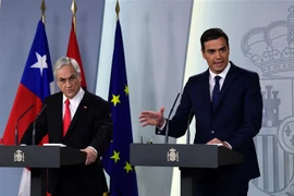 Tổng thống Chile Sebastian Pinera (trái) và người đồng cấp Tây Ban Nha Pedro Sanchez tại một cuộc họp báo ở Madrid. (Ảnh: AFP/TTXVN)