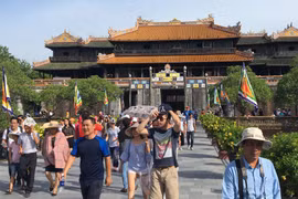 Khách du lịch tham quan di tích trong tour du lịch 'Huế - một điểm đến 5 di sản.' (Ảnh: Quốc Việt/TTXVN)
