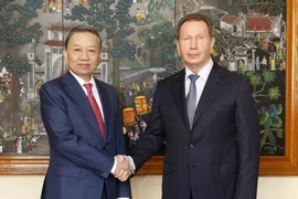Bộ trưởng Bộ Công an Tô Lâm và Đại tướng Zolotov Victor Vasilyevich, Giám đốc Cơ quan Vệ binh quốc gia Liên bang Nga. (Ảnh: TTXVN)