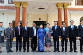 Bà Võ Thị Dung (giữa), Phó Bí thư Thành ủy thành phố Hồ Chí Minh, chúc mừng cán bộ, nhân viên Tổng lãnh sự quán Lào tại thành phố Hồ Chí Minh. (Ảnh: Xuân Khu/TTXVN)