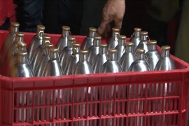 Hàng trăm lít bia hơi được phát hiện ngụy trang trong xe tải. Số bia này được thu mua tại Đồng Nai, Bình Dương với giá 1.500/lít. (Ảnh: Đậu Tất Thành/TTXVN)