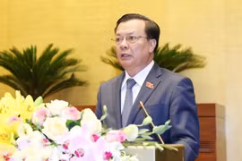 Bộ trưởng Bộ Tài chính Đinh Tiến Dũng trình bày Tờ trình về dự thảo Nghị quyết về khoanh tiền nợ thuế, xóa tiền phạt chậm nộp, tiền chậm nộp đối với người nộp thuế không còn khả năng nộp ngân sách nhà nước. (Ảnh: Phương Hoa/TTXVN)