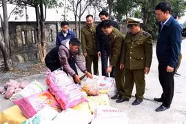 Lực lượng quản lý thị trường kiểm tra số lượng nội tạng bị bắt giữ. (Ảnh: Công Tường/TTXVN)
