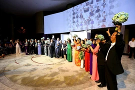 Ban lãnh đạo khách sạn New World Sài Gòn tri ân 42 nhân viên đã làm việc 25 năm tại khách sạn. (Ảnh: Hà Chung/Vietnam+)