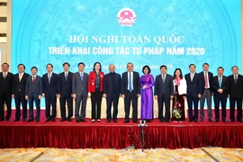 Phó Thủ tướng Thường trực Trương Hòa Bình, Phó Chủ tịch Quốc hội Uông Chu Lưu với các đại biểu. (Ảnh: Dương Giang/TTXVN)