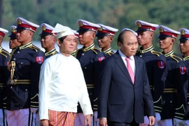 Thủ tướng Nguyễn Xuân Phúc và Tổng thống Win Myin duyệt đội danh dự. (Ảnh: Thống Nhất/TTXVN)
