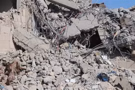 Cảnh đổ nát sau một vụ tấn công tại Dhamar, Yemen. (Nguồn: AFP/TTXVN)