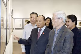 Thủ tướng Nguyễn Xuân Phúc đã tới thăm triển lãm tranh ký họa 'Nét thời gian' của nghệ sỹ nhân dân, phó giáo sư, tiến sỹ, họa sỹ Ngô Mạnh Lân. (Ảnh: Thống Nhất/TTXVN)