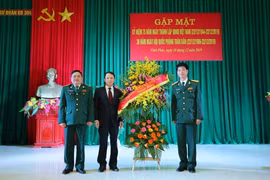 Tổng Giám đốc TTXVN Nguyễn Đức Lợi tặng hoa chúc mừng Sư đoàn 304. (Ảnh: Thành Đạt/TTXVN)
