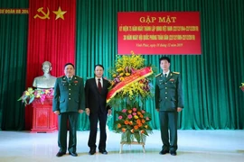 Tổng Giám đốc TTXVN Nguyễn Đức Lợi tặng hoa chúc mừng Sư đoàn 304. (Ảnh: Thành Đạt/TTXVN)