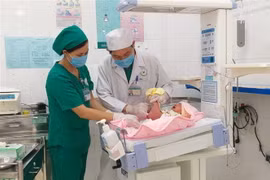 Bệnh nhi L.Q.T đã được tạo hậu môn thành công và đang được tiếp tục điều trị, phục hồi chức năng tại bệnh viện. (Ảnh: Lê Xuân/TTXVN)