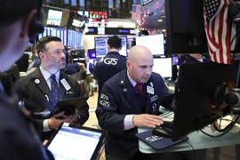 Nhân viên tại sàn giao dịch chứng khoán New York, Mỹ. (Ảnh: THX/TTXVN)