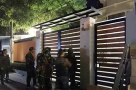 Lực lượng công an phong tỏa hiện trường vụ án. (Ảnh: TTXVN)