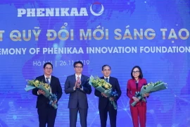 Phó Thủ tướng Vũ Đức Đam chúc mừng Ban lãnh đạo Quỹ Đổi mới Sáng tạo Phenikaa. (Ảnh: Thanh Tùng/TTXVN)