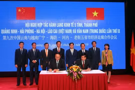 Lễ ký kết thỏa thuận hợp tác giữa doanh nghiệp 2 nước Việt Nam và Trung Quốc. (Ảnh: Bùi Đức Hiếu/TTXVN)