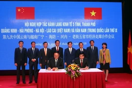 Lễ ký kết thỏa thuận hợp tác giữa doanh nghiệp 2 nước Việt Nam và Trung Quốc. (Ảnh: Bùi Đức Hiếu/TTXVN)