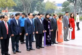 Đoàn đại biểu thành phố Hà Nội dâng hoa trước tượng đài V.I.Lenin. (Ảnh: Lâm Khánh/TTXVN)