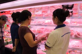 Nguồn cung mặt hàng thịt lợn cho đến thời điểm hiện tại cơ bản đáp ứng nhu cầu. (Nguồn: Vietnam+)