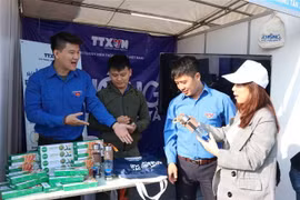 Đoàn viên, thanh niên tham dự Ngày hội tìm hiểu sản phẩm tại gian triển lãm của Đoàn Thanh niên Thông tấn xã Việt Nam. (Ảnh: Diệp Trương/TTXVN)