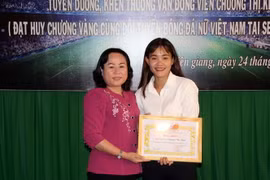 Hội Liên hiệp Phụ nữ tỉnh Kiên Giang trao thưởng cho vận động viên Chương Thị Kiều. (Ảnh: Lê Sen/TTXVN)