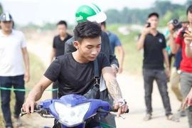 Nghi phạm Giáp tiến hành thực nghiệm hiện trường vụ án. (Ảnh: PV/Vietnam+)