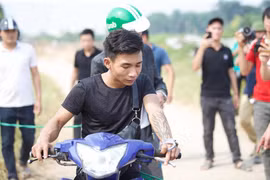 Nghi phạm Giáp tiến hành thực nghiệm hiện trường vụ án. (Ảnh: PV/Vietnam+)
