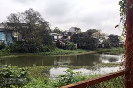 Các hộ dân đang sống tại khu vực Thượng thành thuộc di tích Kinh thành Huế. (Ảnh: Quốc Việt/TTXVN)